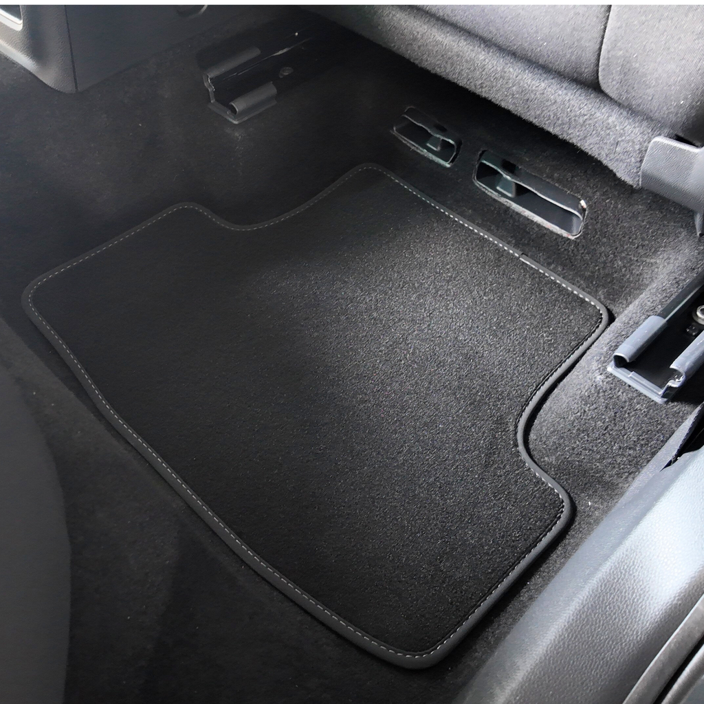 Alfombrilla textil original SEAT para Ateca, fácil de limpiar y mantener.