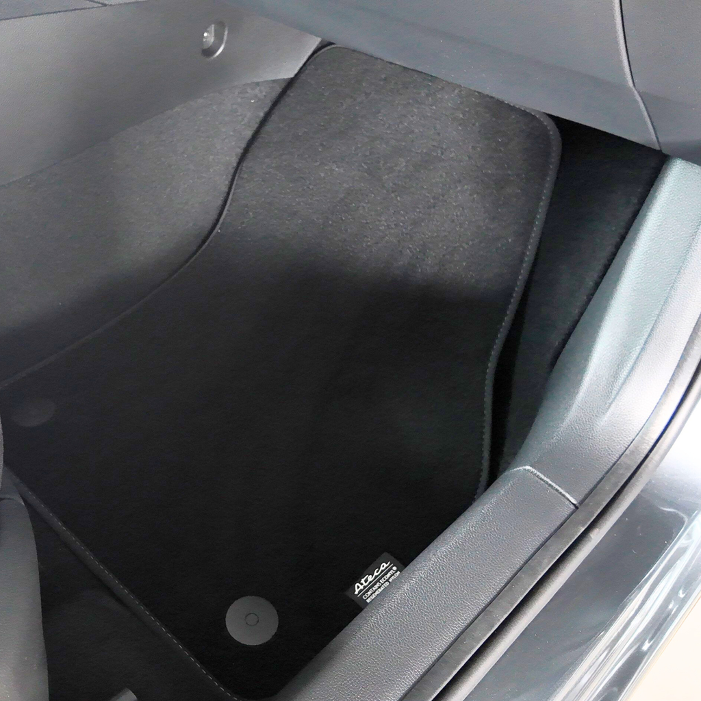 Alfombrilla textil original SEAT para Ateca, fácil de limpiar y mantener.