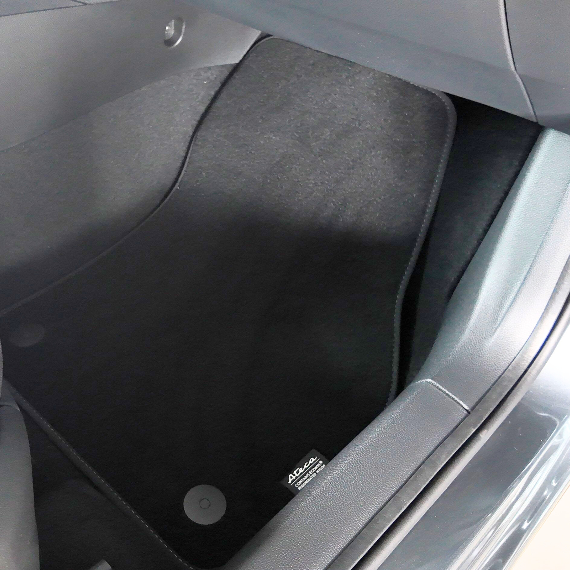 Alfombrilla textil original SEAT para Ateca, fácil de limpiar y mantener.