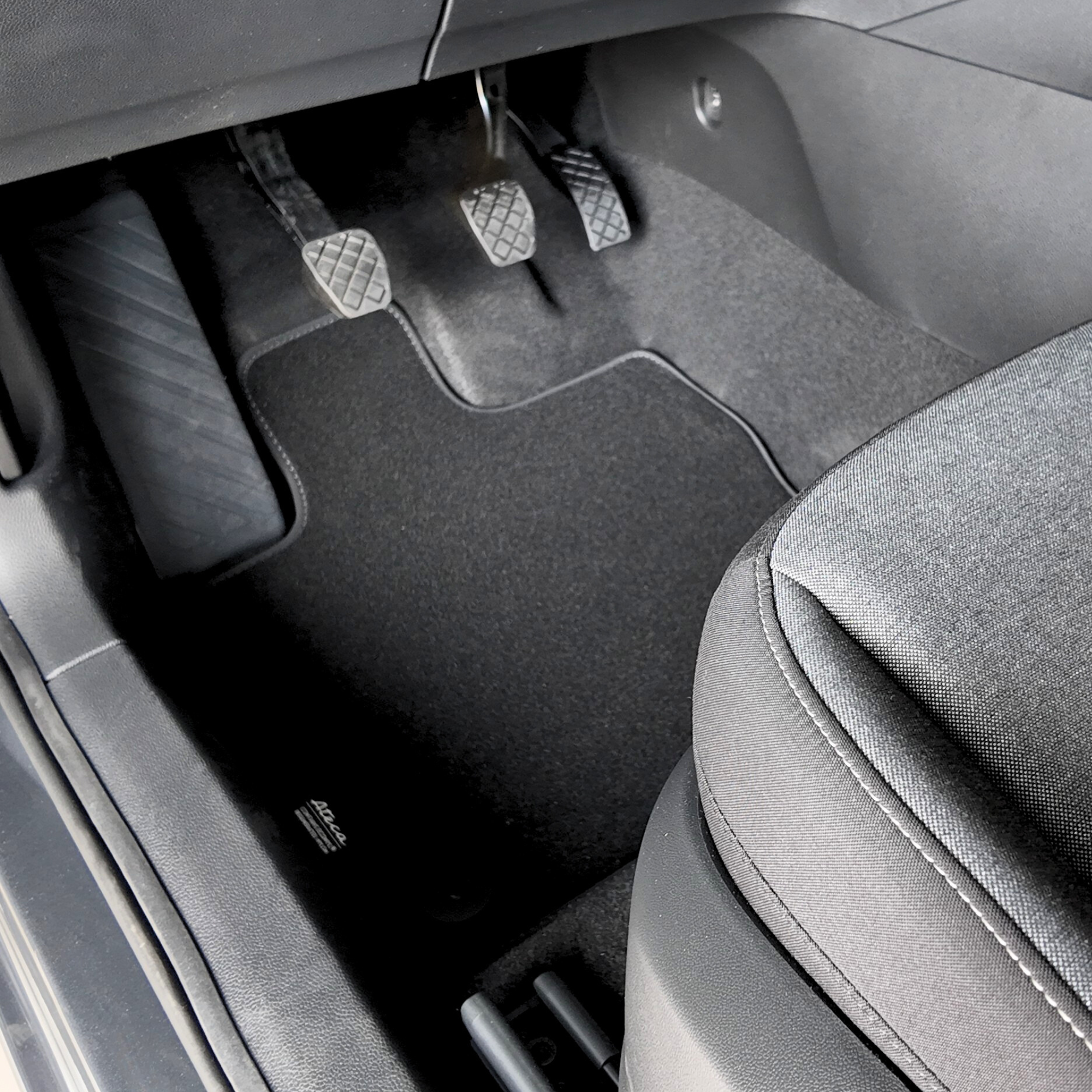 Alfombrilla textil resistente para proteger el suelo del Seat Ateca.