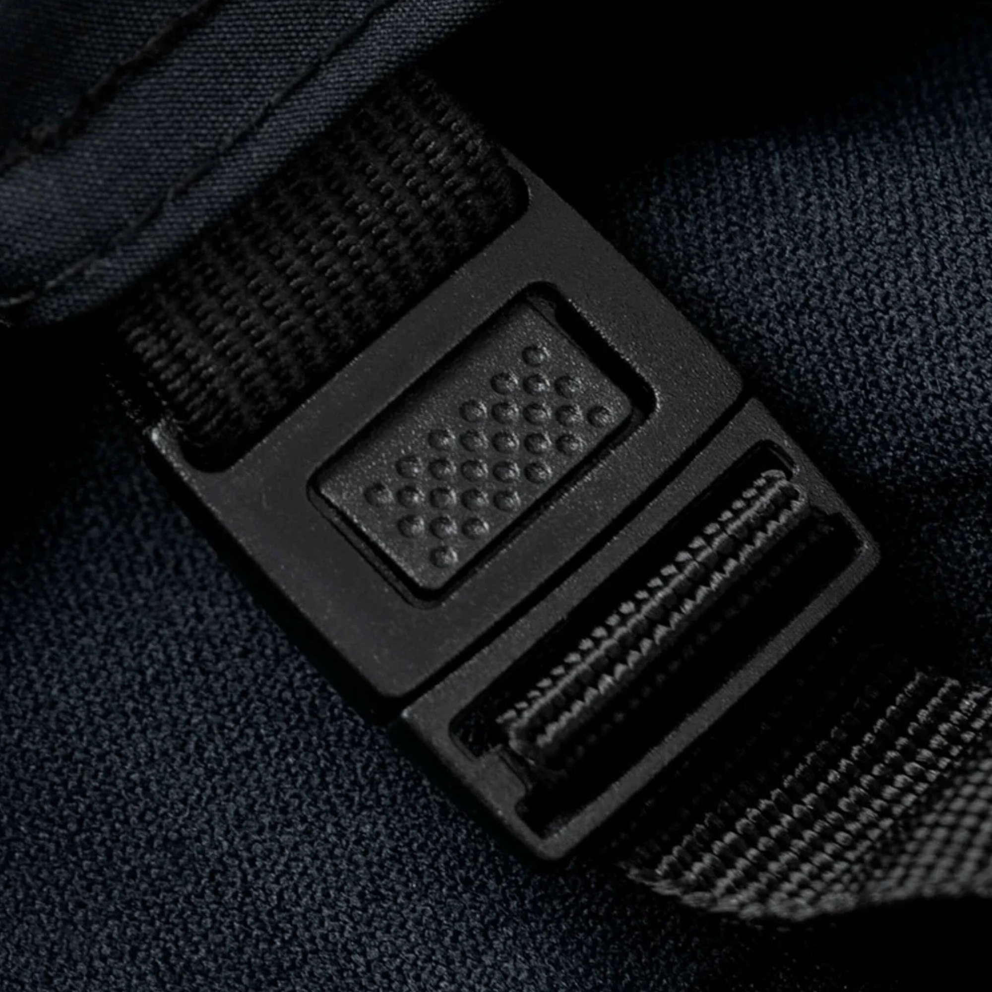 Gorra técnica CUPRA negra | Tejido técnico, visera plana, regulador trasero